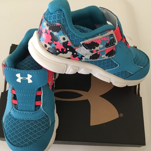 NEW UNDER ARMOUR GIRLS SNEAKER SIZE 7 - Picture 3 of 8